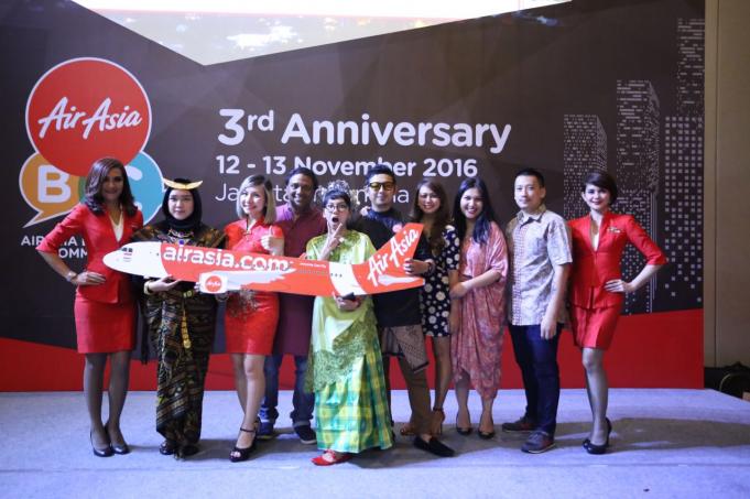 Airasia terbangkan blogger