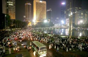 Ribuan Umat Muslim Long March Menuju DPR