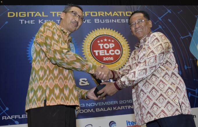 Direktur Network, IT & Solution Telkom Abdus Somad Arief pada saat menerima penghargaan TOP IT & TELCO 2016 yang diselenggarakan di Jakarta.