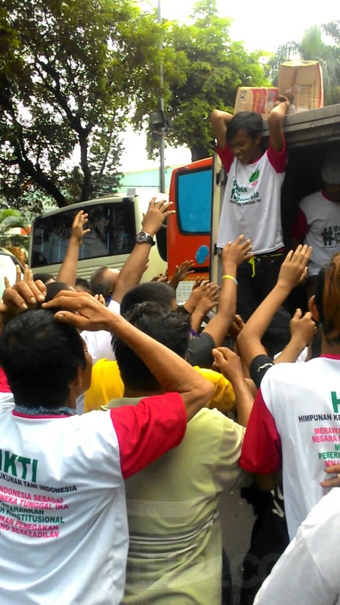 Kelaparan, Massa Parade Bhineka Tunggal Ika Ribut Rebutan Makanan