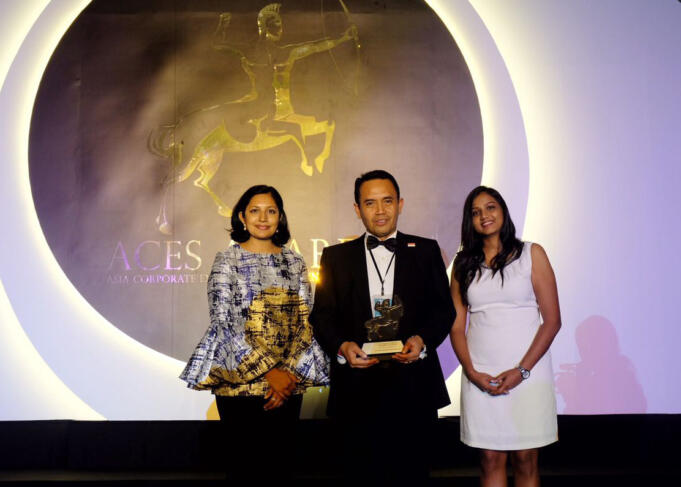 Direktur Human Capital Management Telkom Herdy Harman (tengah) bersama CEO MORS Group Shanggari Balakrishnan (kanan) dan Managing Director MORS Group Dr. Jayanthi (kiri) saat menerima penghargaan “Top Companies To Work For in Asia” pada ajang Asia Corporate Excellence & Sustainability Awards 2016 (ACES) di Singapura, Kamis (17/11).