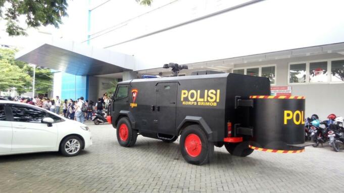 Tim Gegana Polda Jatim Datangi Sekolah Kristen Gloria 2 Surabaya yang mendapat Ancaman Dibom