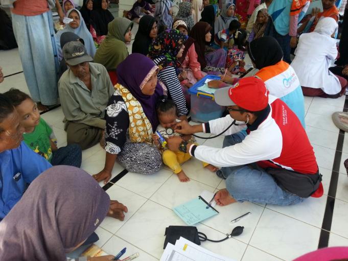 Situasi pengobatan dan pengecekan kesehatan oleh tenaga medis Yayasan Kesehatan Telkom Group kepada masyarakat Pidie Jaya yang terkena dampak gempa di Posko pesantren Al Hijrah Masjid Tuha Kecamatan Meureudu Kabupaten Pidie Jaya, Kamis (8/12).