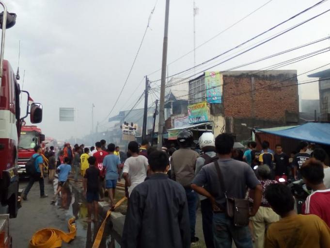Kebakaran di Cilincing Jakarta Utara (Foto: Warnoto) Kebakaran di Cilincing Jakarta Utara (Foto: Warnoto)