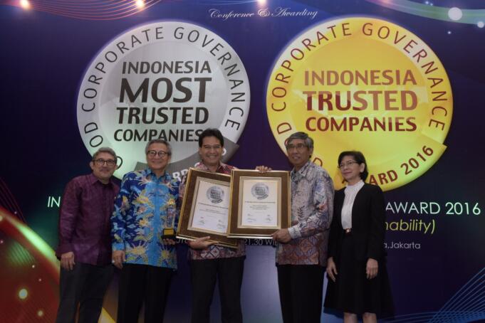 Direktur Keuangan Telkom, Harry M. Zen (ketiga dari kiri) berfoto bersama Wakil Menteri Keuangan RI Mardiasmo (kedua dari kanan), Chairman IICG G. Suprayitno (kedua dari kiri) dan Pemimpin Umum SWA Group Kemal E. Gani (paling kiri) usai menerima penghargaan Indonesia Most Trusted Companies di Jakarta, Senin (19/12).