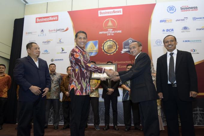 Wakil Ketua Umum Gabungan Pelaksana Konstruksi Nasional Indonesia (Gapensi) Achmad Hanafiah menyerahkan penghargaan Top Infrastructure on Telecommunication Sector 2016 kepada VP Infrastructure Strategy & Governance Telkom Pramasaleh Hario Utomo (kedua kiri) di Jakarta.