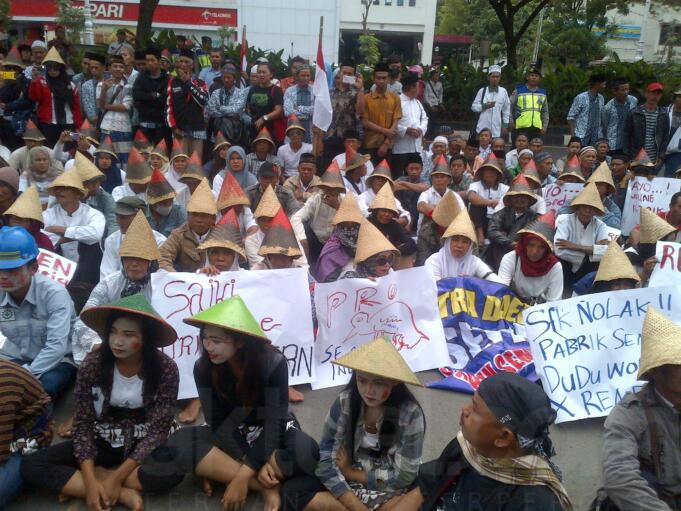 Warga Pro Semen Rembang Gelar Aksi Tandingan di Kantor Gubernur Jateng (Foto: Dasuki)