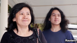 Blogger remaja Amos Yee (kanan) bersama ibunya di Pengadilan Negeri Singapura, 28 September 2016. (Reuters/Edgar Su)