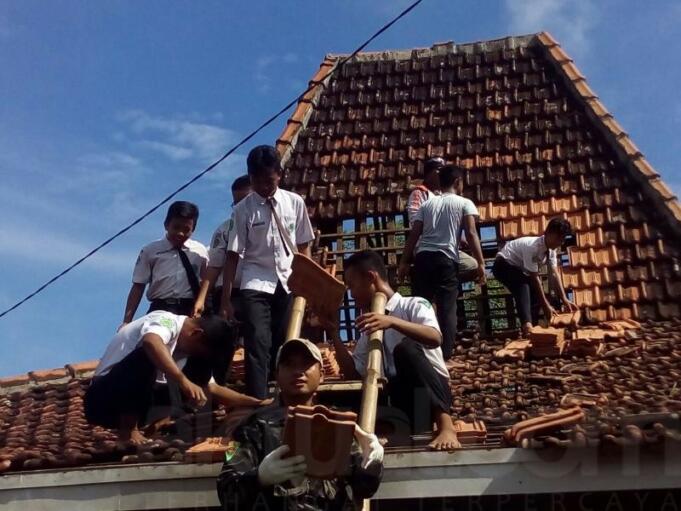 Belasan Pelajar SMP-SMA Bantu Perbaiki Rumah Rusak Akibat Puting Beliung (Foto: Dasuki)