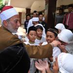 Anak anak menyalami Maulana Syekh Yusri Rusydi Jabr Al Hasani usai memberikan tausiah usai salat Jumat di Masjid Sabilillah, Malang, Jawa Timur, Jumat (27/1/2017). Dalam kegiatan Safari Dakwah hari ke 10 ini, Maulana Syekh Yusri memimpin salah Jumat dan memberikan tausiah kepada masyarakat Malang sebelum mengisi pengajian, tahlil dan Maulid Nabi Muhammad SAW di Madrasah Arraudhah Desa Tambak Asri Tangkil, Tajinan, Malang, Jawa Timur. AKTUAL/Tino Oktaviano