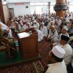 Maulana Syekh Yusri Rusydi Jabr Al Hasani memberikan tausiah usai salat Jumat di Masjid Sabilillah, Malang, Jawa Timur, Jumat (27/1/2017). Dalam kegiatan Safari Dakwah hari ke 10 ini, Maulana Syekh Yusri memimpin salah Jumat dan memberikan tausiah kepada masyarakat Malang sebelum mengisi pengajian, tahlil dan Maulid Nabi Muhammad SAW di Madrasah Arraudhah Desa Tambak Asri Tangkil, Tajinan, Malang, Jawa Timur. AKTUAL/Tino Oktaviano