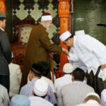 Warga Malang menyalami Maulana Syekh Yusri Rusydi Jabr Al Hasani usai memberikan tausiah usai salat Jumat di Masjid Sabilillah, Malang, Jawa Timur, Jumat (27/1/2017). Dalam kegiatan Safari Dakwah hari ke 10 ini, Maulana Syekh Yusri memimpin salah Jumat dan memberikan tausiah kepada masyarakat Malang sebelum mengisi pengajian, tahlil dan Maulid Nabi Muhammad SAW di Madrasah Arraudhah Desa Tambak Asri Tangkil, Tajinan, Malang, Jawa Timur. AKTUAL/Tino Oktaviano