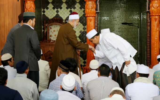 Warga Malang menyalami Maulana Syekh Yusri Rusydi Jabr Al Hasani usai memberikan tausiah usai salat Jumat di Masjid Sabilillah, Malang, Jawa Timur, Jumat (27/1/2017). Dalam kegiatan Safari Dakwah hari ke 10 ini, Maulana Syekh Yusri memimpin salah Jumat dan memberikan tausiah kepada masyarakat Malang sebelum mengisi pengajian, tahlil dan Maulid Nabi Muhammad SAW di Madrasah Arraudhah Desa Tambak Asri Tangkil, Tajinan, Malang, Jawa Timur. AKTUAL/Tino Oktaviano