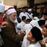 Anak anak menyalami Maulana Syekh Yusri Rusydi Jabr Al Hasani usai memberikan tausiah usai salat Jumat di Masjid Sabilillah, Malang, Jawa Timur, Jumat (27/1/2017). Dalam kegiatan Safari Dakwah hari ke 10 ini, Maulana Syekh Yusri memimpin salah Jumat dan memberikan tausiah kepada masyarakat Malang sebelum mengisi pengajian, tahlil dan Maulid Nabi Muhammad SAW di Madrasah Arraudhah Desa Tambak Asri Tangkil, Tajinan, Malang, Jawa Timur. AKTUAL/Tino Oktaviano