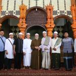 Maulana Syekh Yusri Rusydi Jabr Al Hasani foto bersama pengurus masjid usai tausiah usai salat Jumat di Masjid Sabilillah, Malang, Jawa Timur, Jumat (27/1/2017). Dalam kegiatan Safari Dakwah hari ke 10 ini, Maulana Syekh Yusri memimpin salah Jumat dan memberikan tausiah kepada masyarakat Malang sebelum mengisi pengajian, tahlil dan Maulid Nabi Muhammad SAW di Madrasah Arraudhah Desa Tambak Asri Tangkil, Tajinan, Malang, Jawa Timur. AKTUAL/Tino Oktaviano