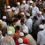 Warga Malang menyalami Maulana Syekh Yusri Rusydi Jabr Al Hasani usai memberikan tausiah usai salat Jumat di Masjid Sabilillah, Malang, Jawa Timur, Jumat (27/1/2017). Dalam kegiatan Safari Dakwah hari ke 10 ini, Maulana Syekh Yusri memimpin salah Jumat dan memberikan tausiah kepada masyarakat Malang sebelum mengisi pengajian, tahlil dan Maulid Nabi Muhammad SAW di Madrasah Arraudhah Desa Tambak Asri Tangkil, Tajinan, Malang, Jawa Timur. AKTUAL/Tino Oktaviano