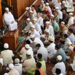 Maulana Syekh Yusri Rusydi Jabr Al Hasani memberikan tausiah usai salat Jumat di Masjid Sabilillah, Malang, Jawa Timur, Jumat (27/1/2017). Dalam kegiatan Safari Dakwah hari ke 10 ini, Maulana Syekh Yusri memimpin salah Jumat dan memberikan tausiah kepada masyarakat Malang sebelum mengisi pengajian, tahlil dan Maulid Nabi Muhammad SAW di Madrasah Arraudhah Desa Tambak Asri Tangkil, Tajinan, Malang, Jawa Timur. AKTUAL/Tino Oktaviano