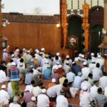 Maulana Syekh Yusri Rusydi Jabr Al Hasani memberikan tausiah usai salat Jumat di Masjid Sabilillah, Malang, Jawa Timur, Jumat (27/1/2017). Dalam kegiatan Safari Dakwah hari ke 10 ini, Maulana Syekh Yusri memimpin salah Jumat dan memberikan tausiah kepada masyarakat Malang sebelum mengisi pengajian, tahlil dan Maulid Nabi Muhammad SAW di Madrasah Arraudhah Desa Tambak Asri Tangkil, Tajinan, Malang, Jawa Timur. AKTUAL/Tino Oktaviano