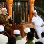 Maulana Syekh Yusri Rusydi Jabr Al Hasani memberikan tausiah usai salat Jumat di Masjid Sabilillah, Malang, Jawa Timur, Jumat (27/1/2017). Dalam kegiatan Safari Dakwah hari ke 10 ini, Maulana Syekh Yusri memimpin salah Jumat dan memberikan tausiah kepada masyarakat Malang sebelum mengisi pengajian, tahlil dan Maulid Nabi Muhammad SAW di Madrasah Arraudhah Desa Tambak Asri Tangkil, Tajinan, Malang, Jawa Timur. AKTUAL/Tino Oktaviano