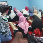 Peserta akhwat mengikuti Talaqi Kitab It’haf bersama Maulana Syekh Yusri Rusydi dalam menyambut Maulid Akbar Baginda Nabi Muhammad SAW di Majelis Zawiyah Arraudah, Tebet, Jakarta Selatan, Sabtu (28/1/2017). Didalam pembacaan kitab amin al-I'lam bi anna attasawwuf min syariat al-islam Syekh Yusri menjelaskan ihwal sufi atau orang yang mendalami tasawwuf. AKTUAL/Nailin
