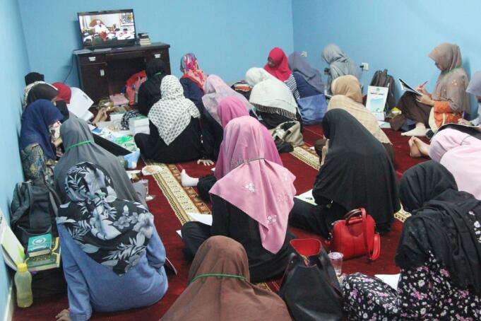 Peserta akhwat mengikuti Talaqi Kitab It’haf bersama Maulana Syekh Yusri Rusydi dalam menyambut Maulid Akbar Baginda Nabi Muhammad SAW di Majelis Zawiyah Arraudah, Tebet, Jakarta Selatan, Sabtu (28/1/2017). Didalam pembacaan kitab amin al-I'lam bi anna attasawwuf min syariat al-islam Syekh Yusri menjelaskan ihwal sufi atau orang yang mendalami tasawwuf. AKTUAL/Nailin