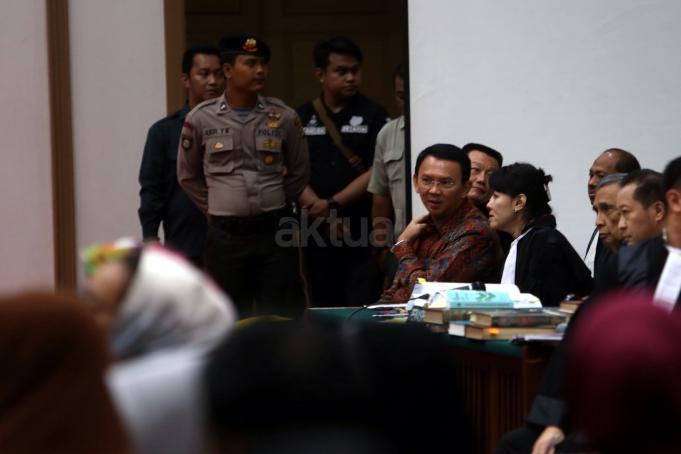 Gubernur Non Aktif Basuki Tjahaja Purnama Menghadiri sidang Lanjutan Kasus Dugaan Penistaan Agama di Auditorium Kementrian Pertanian, Jakarta, Selasa, 31 Januari 2016. Sidang lanjutan yang ke delapan ini diagendakan mendengarkan keterangana saksi salah satunya ketua MUI, Ma'aruf Amin dan anggota KPUD DKI Jakarta Dahlia. Pool/JP/Seto Wardhana