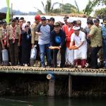 Menteri Koperasi dan UKM Anak Agung Gede Ngurah Puspayoga menebar bibit ikan saat menghadiri HUT-3 Jurnalis Joran Indonesia (Jojoners) yang mengusung Tema 'Tri Hita Karana', Bali, Jumat (27/1). AKTUAL/Jojoners