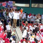 Kampanye Akbar Anies Sandi: Calon Gubernur DKI Anies Baswedan menyapa kader PKS saat Kampanye Akbar Anies-Sandi di GOR Soemantri Brodjonegoro, Jakarta, Minggu (29/1). PKS yang merupakan partai pengusung menggelar kampanye akbar guna pemantapan pemenangan pasangan Cagub-Cawagub DKI nomor urut tiga Anies Baswedan-Sandiaga Uno. AKTUAL/HO