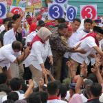 Kampanye Akbar Anies Sandi: Calon Gubernur DKI Anies Baswedan menyapa kader PKS saat Kampanye Akbar Anies-Sandi di GOR Soemantri Brodjonegoro, Jakarta, Minggu (29/1). PKS yang merupakan partai pengusung menggelar kampanye akbar guna pemantapan pemenangan pasangan Cagub-Cawagub DKI nomor urut tiga Anies Baswedan-Sandiaga Uno. AKTUAL/HO