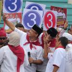 Kampanye Akbar Anies Sandi: Calon Gubernur DKI Anies Baswedan menyapa kader PKS saat Kampanye Akbar Anies-Sandi di GOR Soemantri Brodjonegoro, Jakarta, Minggu (29/1). PKS yang merupakan partai pengusung menggelar kampanye akbar guna pemantapan pemenangan pasangan Cagub-Cawagub DKI nomor urut tiga Anies Baswedan-Sandiaga Uno. AKTUAL/HO