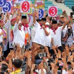 Kampanye Akbar Anies Sandi: Calon Gubernur DKI Anies Baswedan menyapa kader PKS saat Kampanye Akbar Anies-Sandi di GOR Soemantri Brodjonegoro, Jakarta, Minggu (29/1). PKS yang merupakan partai pengusung menggelar kampanye akbar guna pemantapan pemenangan pasangan Cagub-Cawagub DKI nomor urut tiga Anies Baswedan-Sandiaga Uno. AKTUAL/HO