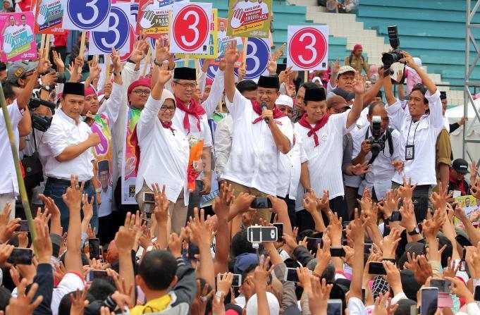 Kampanye Akbar Anies Sandi: Calon Gubernur DKI Anies Baswedan menyapa kader PKS saat Kampanye Akbar Anies-Sandi di GOR Soemantri Brodjonegoro, Jakarta, Minggu (29/1). PKS yang merupakan partai pengusung menggelar kampanye akbar guna pemantapan pemenangan pasangan Cagub-Cawagub DKI nomor urut tiga Anies Baswedan-Sandiaga Uno. AKTUAL/HO