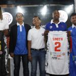 Founder Dreya Basketball Indonesia Ekoputro Adijayanto (tengah) dan CEO Hangtuah Sumsel Ferry Jufri (kedua kiri) bersama Pemain Hangtuah Sumsel Kelly Purwanto (kedua kanan), Andre Smith (kiri), dan Jajuan Smith berfoto usai menggelar konferensi pers di Jakarta, Minggu (29/1). Dreya Indonesia dan Hangtuah Sumsel berkolaborasi dalam mengikuti Pertalite Indonesia Basketball League (IBL) 2017), untuk melakukan komitmen kerjasama pembinaan usia muda dan memajukan basket nasional.AKTUAL/Eko S Hilman