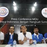 Founder Dreya Basketball Indonesia Ekoputro Adijayanto (tengah) dan CEO Hangtuah Sumsel Ferry Jufri (kedua kiri) bersama Pemain Hangtuah Sumsel Kelly Purwanto (kedua kanan), Andre Smith (kiri), dan Jajuan Smith berfoto usai menggelar konferensi pers di Jakarta, Minggu (29/1). Dreya Indonesia dan Hangtuah Sumsel berkolaborasi dalam mengikuti Pertalite Indonesia Basketball League (IBL) 2017), untuk melakukan komitmen kerjasama pembinaan usia muda dan memajukan basket nasional.AKTUAL/Eko S Hilman