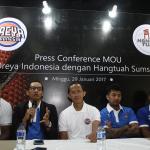 Founder Dreya Basketball Indonesia Ekoputro Adijayanto (tengah) dan CEO Hangtuah Sumsel Ferry Jufri (kedua kiri) bersama Pemain Hangtuah Sumsel Kelly Purwanto (kedua kanan), Andre Smith (kiri), dan Jajuan Smith berfoto usai menggelar konferensi pers di Jakarta, Minggu (29/1). Dreya Indonesia dan Hangtuah Sumsel berkolaborasi dalam mengikuti Pertalite Indonesia Basketball League (IBL) 2017), untuk melakukan komitmen kerjasama pembinaan usia muda dan memajukan basket nasional.AKTUAL/Eko S Hilman