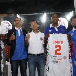 Founder Dreya Basketball Indonesia Ekoputro Adijayanto (tengah) dan CEO Hangtuah Sumsel Ferry Jufri (kedua kiri) bersama Pemain Hangtuah Sumsel Kelly Purwanto (kedua kanan), Andre Smith (kiri), dan Jajuan Smith berfoto usai menggelar konferensi pers di Jakarta, Minggu (29/1). Dreya Indonesia dan Hangtuah Sumsel berkolaborasi dalam mengikuti Pertalite Indonesia Basketball League (IBL) 2017), untuk melakukan komitmen kerjasama pembinaan usia muda dan memajukan basket nasional.AKTUAL/Eko S Hilman