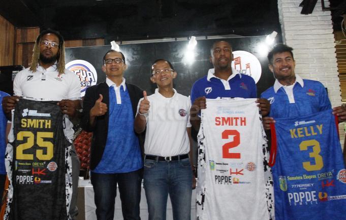 Founder Dreya Basketball Indonesia Ekoputro Adijayanto (tengah) dan CEO Hangtuah Sumsel Ferry Jufri (kedua kiri) bersama Pemain Hangtuah Sumsel Kelly Purwanto (kedua kanan), Andre Smith (kiri), dan Jajuan Smith berfoto usai menggelar konferensi pers di Jakarta, Minggu (29/1). Dreya Indonesia dan Hangtuah Sumsel berkolaborasi dalam mengikuti Pertalite Indonesia Basketball League (IBL) 2017), untuk melakukan komitmen kerjasama pembinaan usia muda dan memajukan basket nasional.AKTUAL/Eko S Hilman