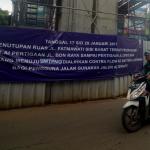 Sejumlah kendaraan melintas di dekat proyek Mass Rapid Transit (MRT) di Jalan Fatmawati, Jakarta. Senin (30/1/2017). PT MRT Jakarta berkordinasi dengan Dinas Perhubungan dan Transportasi Provinsi DKI Jakarta dan Ditlantas Polda Metro Jaya, akan melakukan penutupan Jalan Fatmawati mulai 4 Februari hingga 11 Agustus 2017 untuk pembangunan stasiun MRT Haji Nawi yang berlokasi di jalan tersebut. AKTUAL/Munzir