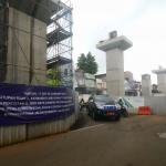 Sejumlah kendaraan melintas di dekat proyek Mass Rapid Transit (MRT) di Jalan Fatmawati, Jakarta. Senin (30/1/2017). PT MRT Jakarta berkordinasi dengan Dinas Perhubungan dan Transportasi Provinsi DKI Jakarta dan Ditlantas Polda Metro Jaya, akan melakukan penutupan Jalan Fatmawati mulai 4 Februari hingga 11 Agustus 2017 untuk pembangunan stasiun MRT Haji Nawi yang berlokasi di jalan tersebut. AKTUAL/Munzir