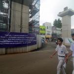 Sejumlah kendaraan melintas di dekat proyek Mass Rapid Transit (MRT) di Jalan Fatmawati, Jakarta. Senin (30/1/2017). PT MRT Jakarta berkordinasi dengan Dinas Perhubungan dan Transportasi Provinsi DKI Jakarta dan Ditlantas Polda Metro Jaya, akan melakukan penutupan Jalan Fatmawati mulai 4 Februari hingga 11 Agustus 2017 untuk pembangunan stasiun MRT Haji Nawi yang berlokasi di jalan tersebut. AKTUAL/Munzir