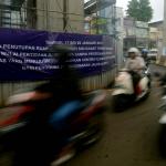 Sejumlah kendaraan melintas di dekat proyek Mass Rapid Transit (MRT) di Jalan Fatmawati, Jakarta. Senin (30/1/2017). PT MRT Jakarta berkordinasi dengan Dinas Perhubungan dan Transportasi Provinsi DKI Jakarta dan Ditlantas Polda Metro Jaya, akan melakukan penutupan Jalan Fatmawati mulai 4 Februari hingga 11 Agustus 2017 untuk pembangunan stasiun MRT Haji Nawi yang berlokasi di jalan tersebut. AKTUAL/Munzir