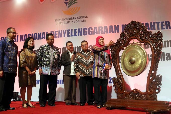 Dalam arahannya Menteri Sosial Khofifah Indar Parawansa meminta jajaran pemerintah daerah dan dinas sosial di seluruh Indonesia untuk meningkatkan kualitas pelayanan kepada penerima manfaat berbagai program pengentasan kemiskinan. AKTUAL/Munzir