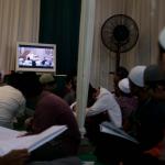 Ratusan jamaah Majelis Zawiyah Arraudah mendengarkan tausiyahnya Maulana Syekh Yusri Rusydi Jabr Al Hasani dalam acara pembacaan kitab amin al-I'lam bi anna attasawwuf min syariat al-islam karangan syekh Abdullah Siddiq al-Ghumari di Majelis Zawiyah Arraudah, Tebet, Jakarta Selatan, Sabtu (28/1/2017). Didalam pembacaan kitab amin al-I'lam bi anna attasawwuf min syariat al-islam Syekh Yusri menjelaskan ihwal sufi atau orang yang mendalami tasawwuf. AKTUAL/Munzir