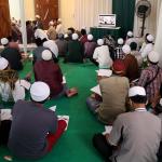 Ratusan jamaah Majelis Zawiyah Arraudah mendengarkan tausiyahnya Maulana Syekh Yusri Rusydi Jabr Al Hasani dalam acara pembacaan kitab amin al-I'lam bi anna attasawwuf min syariat al-islam karangan syekh Abdullah Siddiq al-Ghumari di Majelis Zawiyah Arraudah, Tebet, Jakarta Selatan, Sabtu (28/1/2017). Didalam pembacaan kitab amin al-I'lam bi anna attasawwuf min syariat al-islam Syekh Yusri menjelaskan ihwal sufi atau orang yang mendalami tasawwuf. AKTUAL/Munzir
