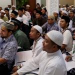 Ratusan jamaah Majelis Zawiyah Arraudah mendengarkan tausiyahnya Maulana Syekh Yusri Rusydi Jabr Al Hasani dalam acara pembacaan kitab amin al-I'lam bi anna attasawwuf min syariat al-islam karangan syekh Abdullah Siddiq al-Ghumari di Majelis Zawiyah Arraudah, Tebet, Jakarta Selatan, Sabtu (28/1/2017). Didalam pembacaan kitab amin al-I'lam bi anna attasawwuf min syariat al-islam Syekh Yusri menjelaskan ihwal sufi atau orang yang mendalami tasawwuf. AKTUAL/Munzir