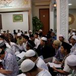 Ratusan jamaah Majelis Zawiyah Arraudah mendengarkan tausiyahnya Maulana Syekh Yusri Rusydi Jabr Al Hasani dalam acara pembacaan kitab amin al-I'lam bi anna attasawwuf min syariat al-islam karangan syekh Abdullah Siddiq al-Ghumari di Majelis Zawiyah Arraudah, Tebet, Jakarta Selatan, Sabtu (28/1/2017). Didalam pembacaan kitab amin al-I'lam bi anna attasawwuf min syariat al-islam Syekh Yusri menjelaskan ihwal sufi atau orang yang mendalami tasawwuf. AKTUAL/Munzir
