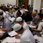 Ratusan jamaah Majelis Zawiyah Arraudah mendengarkan tausiyahnya Maulana Syekh Yusri Rusydi Jabr Al Hasani dalam acara pembacaan kitab amin al-I'lam bi anna attasawwuf min syariat al-islam karangan syekh Abdullah Siddiq al-Ghumari di Majelis Zawiyah Arraudah, Tebet, Jakarta Selatan, Sabtu (28/1/2017). Didalam pembacaan kitab amin al-I'lam bi anna attasawwuf min syariat al-islam Syekh Yusri menjelaskan ihwal sufi atau orang yang mendalami tasawwuf. AKTUAL/Munzir