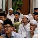 Ratusan jamaah Majelis Zawiyah Arraudah mendengarkan tausiyahnya Maulana Syekh Yusri Rusydi Jabr Al Hasani dalam acara pembacaan kitab amin al-I'lam bi anna attasawwuf min syariat al-islam karangan syekh Abdullah Siddiq al-Ghumari di Majelis Zawiyah Arraudah, Tebet, Jakarta Selatan, Sabtu (28/1/2017). Didalam pembacaan kitab amin al-I'lam bi anna attasawwuf min syariat al-islam Syekh Yusri menjelaskan ihwal sufi atau orang yang mendalami tasawwuf. AKTUAL/Munzir