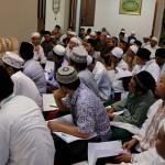 Ratusan jamaah Majelis Zawiyah Arraudah mendengarkan tausiyahnya Maulana Syekh Yusri Rusydi Jabr Al Hasani dalam acara pembacaan kitab amin al-I'lam bi anna attasawwuf min syariat al-islam karangan syekh Abdullah Siddiq al-Ghumari di Majelis Zawiyah Arraudah, Tebet, Jakarta Selatan, Sabtu (28/1/2017). Didalam pembacaan kitab amin al-I'lam bi anna attasawwuf min syariat al-islam Syekh Yusri menjelaskan ihwal sufi atau orang yang mendalami tasawwuf. AKTUAL/Munzir