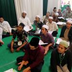 Ratusan jamaah Majelis Zawiyah Arraudah mendengarkan tausiyahnya Maulana Syekh Yusri Rusydi Jabr Al Hasani dalam acara pembacaan kitab amin al-I'lam bi anna attasawwuf min syariat al-islam karangan syekh Abdullah Siddiq al-Ghumari di Majelis Zawiyah Arraudah, Tebet, Jakarta Selatan, Sabtu (28/1/2017). Didalam pembacaan kitab amin al-I'lam bi anna attasawwuf min syariat al-islam Syekh Yusri menjelaskan ihwal sufi atau orang yang mendalami tasawwuf. AKTUAL/Munzir